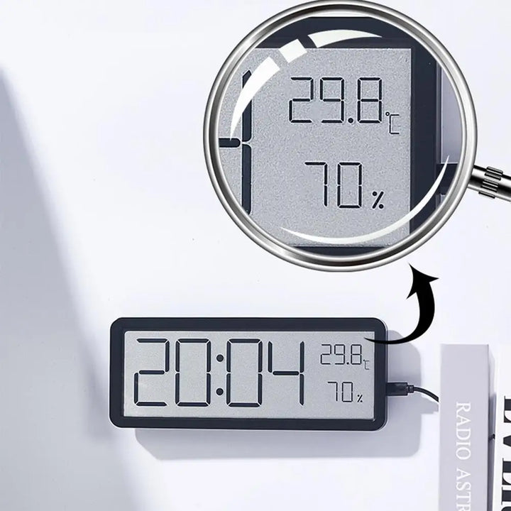 "Grote digitale wandklok met helder LED display, temperatuur- en vochtigheidssensor, ontwerp voor huis en kantoor."