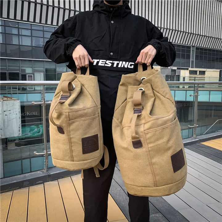 Grote, duurzame canvas TrekMate reisrugzak in legergroen, ideaal voor avontuurlijk wandelen en reizen.