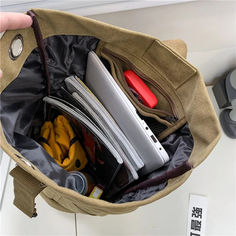 Unisex canvas TrekMate rugzak voor avontuurlijke wandelaars en reizigers, klaar voor outdoor trips.