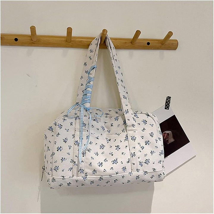 Close-up: elegante strik op de Floria canvas weekendtas, een modieus accent op deze stijlvolle damestas.