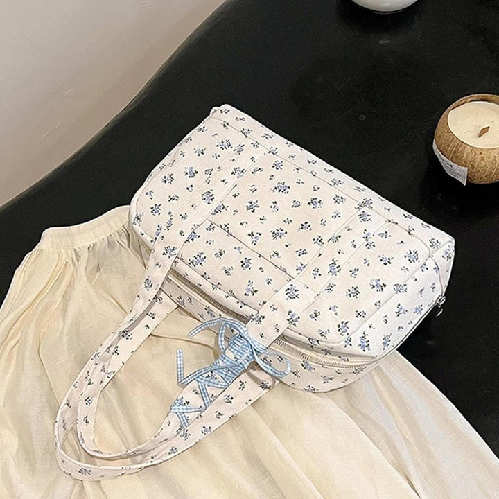 Stijlvolle Floria reistas van canvas voor dames, met elegante strik, combineert mode en functionaliteit.