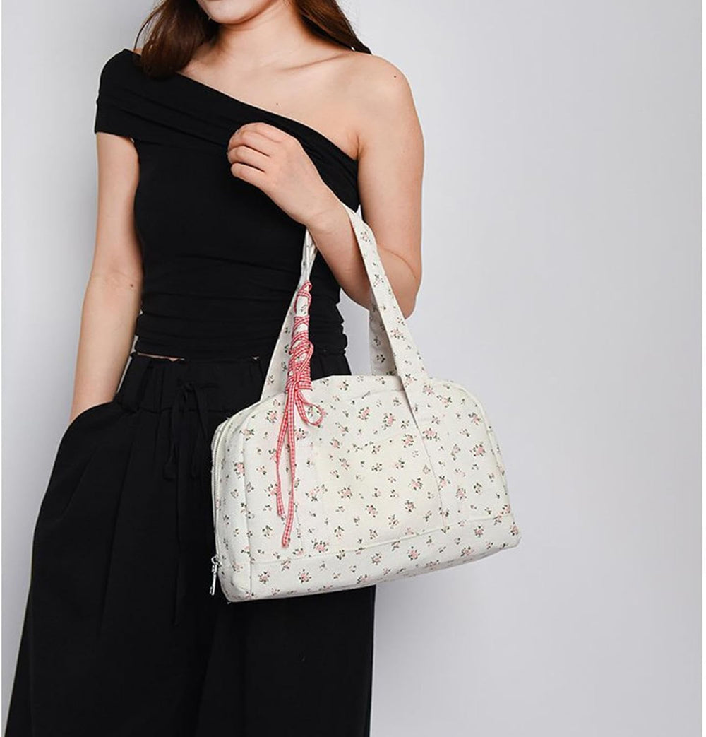 Roze canvas duffeltas Floria voor dames, ruim en stijlvol met decoratieve strik. Perfect voor weekendjes weg.