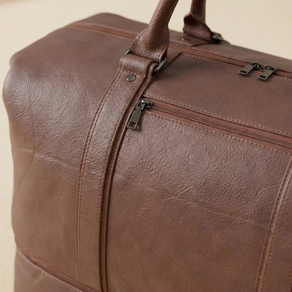 Ruime unisex leren weekendtas Voyagely voor al je reisbenodigdheden, met handige organisatievakken.