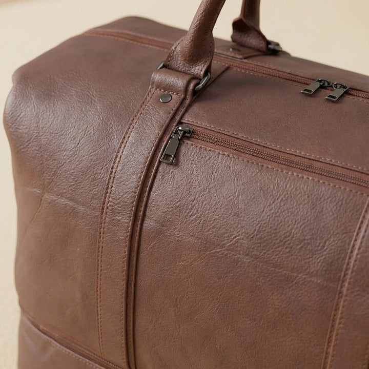 Ruime unisex leren weekendtas Voyagely voor al je reisbenodigdheden, met handige organisatievakken.