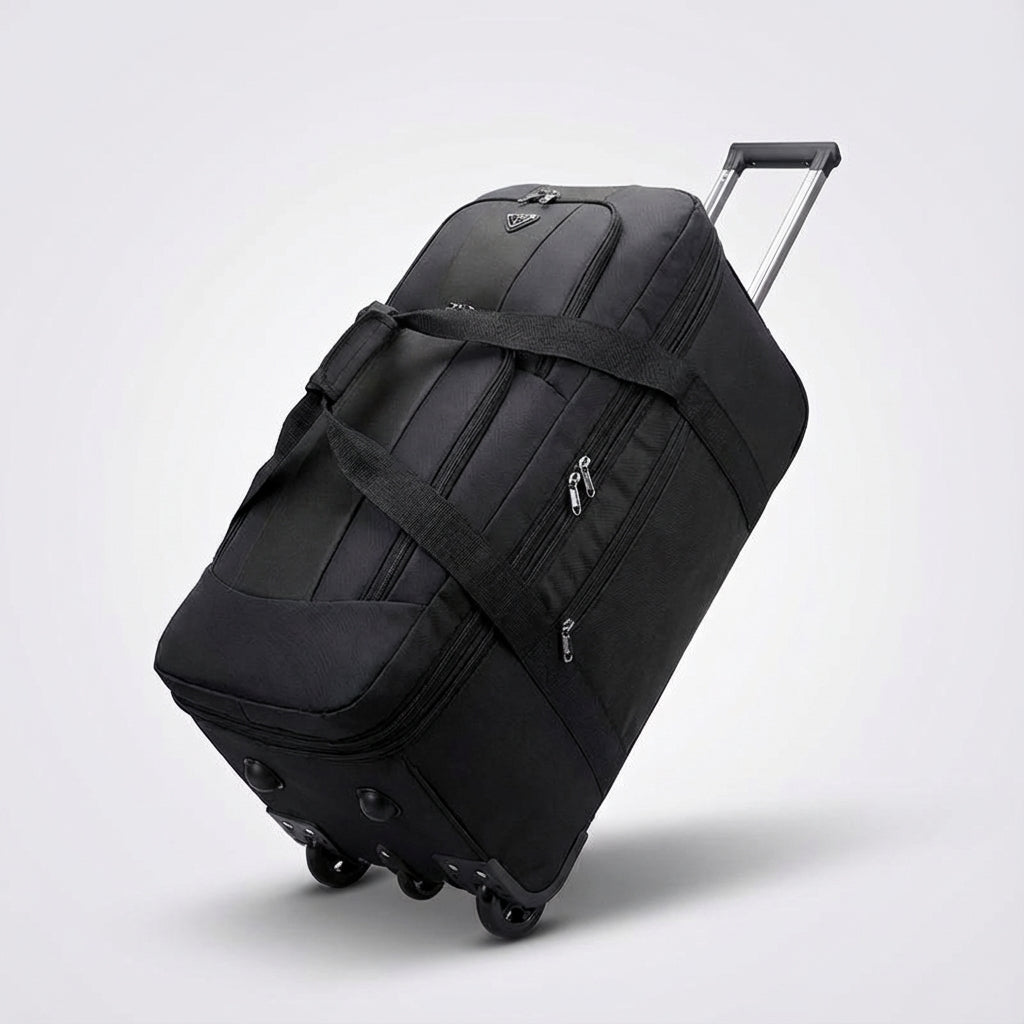 Reiziger met grote opvouwbare trolley reistas door een luchthaven, perfect voor lange reizen en vakanties.