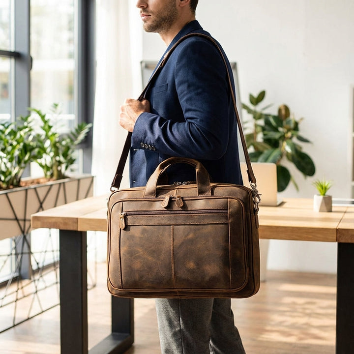 Grote professionele bruine leren laptoptas voor heren en dames, ideaal als zakelijke tas of aktetas.