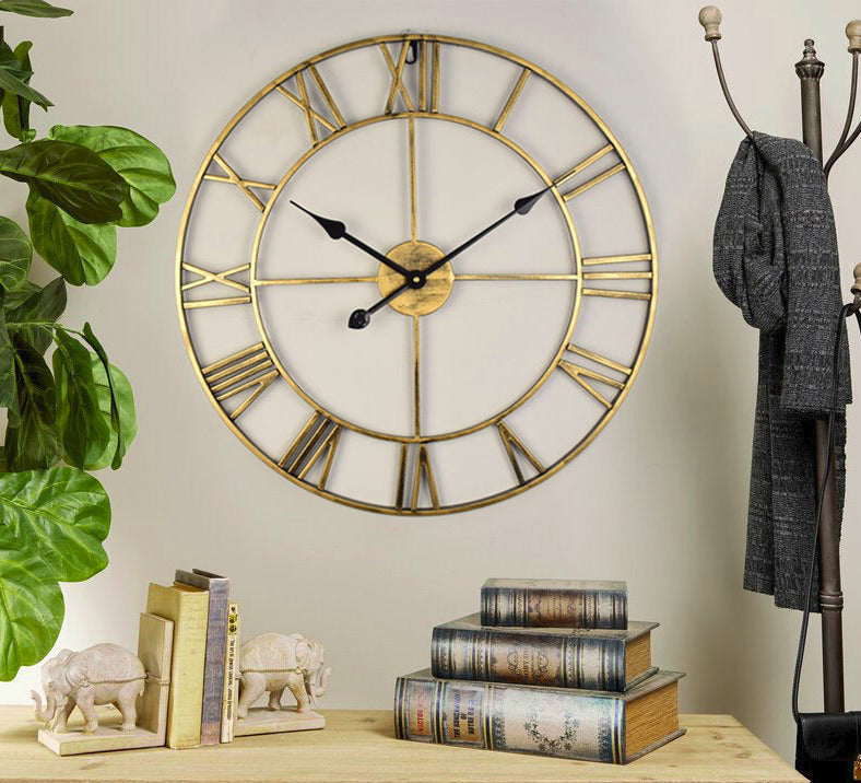 Vintage ijzeren wandklok met retro uitstraling. Perfecte decoratie voor een sfeervol huis.