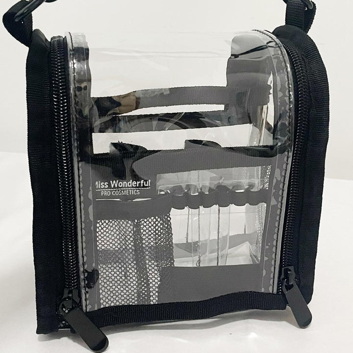 Waterdichte transparante PVC make-up tas, ideaal voor veilige opslag van beautyproducten onderweg.