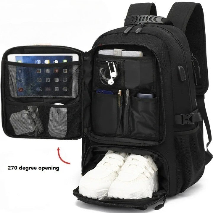Geopende backpack met grote capaciteit (50-80L) toont ruime compartimenten voor georganiseerde reisbenodigdheden. Laptopvak aanwezig.