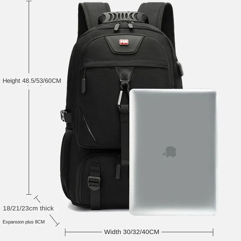 Zwarte waterafstotende rugzak met geïntegreerde USB-oplaadpoort, perfect voor het opladen van apparaten onderweg. Unisex design.