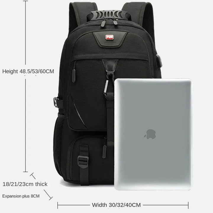 Zwarte waterafstotende rugzak met geïntegreerde USB-oplaadpoort, perfect voor het opladen van apparaten onderweg. Unisex design.