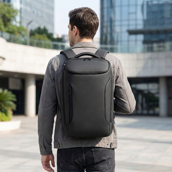 Grote waterdichte CarrySure zakelijke rugzak met laptopvak, ideaal voor werk, reizen en school.