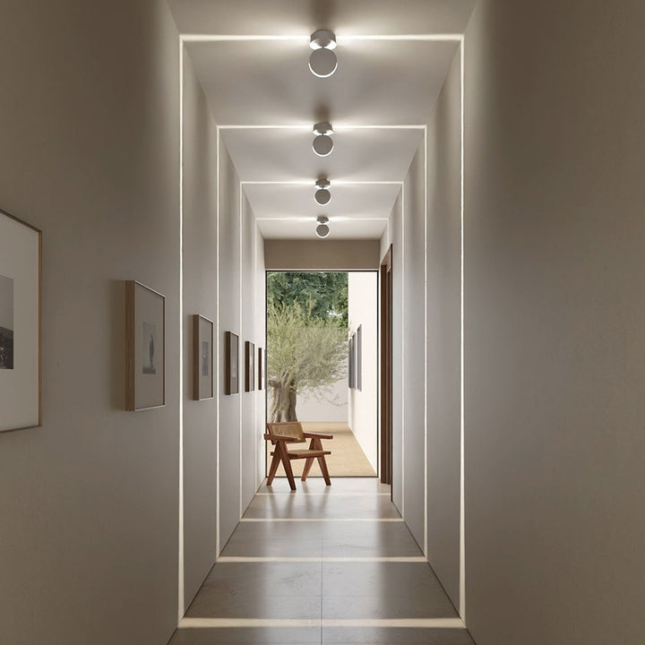 Kleurrijke HaloGlow LED projector verrijkt woonkamer met unieke sfeerverlichting en dynamische lichteffecten.