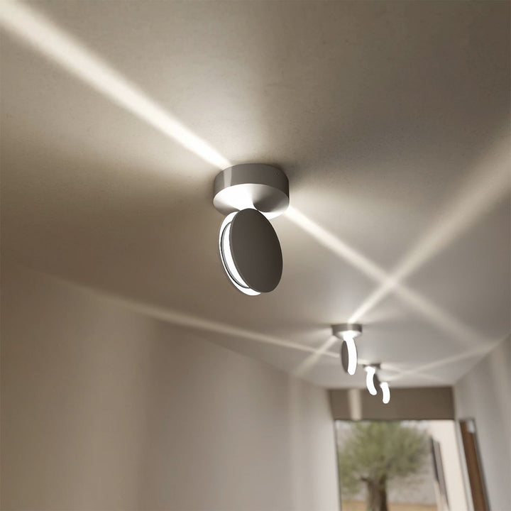 Dynamische HaloGlow LED projector met kleurrijke lichteffecten voor levendige sfeerverlichting in huis.