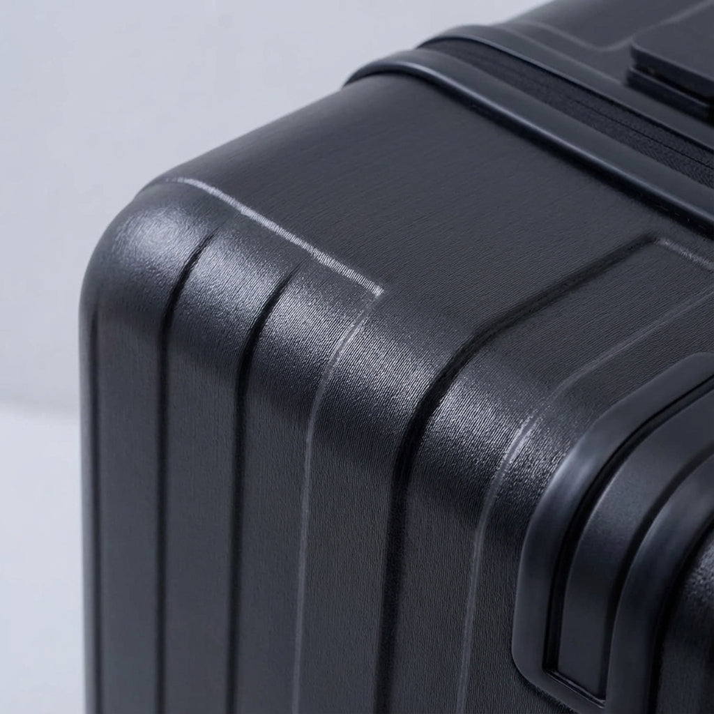 Slimme CarryNex handbagage koffer met geïntegreerde USB-poort voor opladen onderweg. Duurzame reistas.