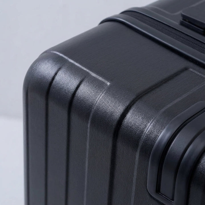 Slimme CarryNex handbagage koffer met geïntegreerde USB-poort voor opladen onderweg. Duurzame reistas.