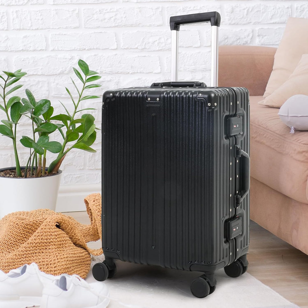 Glanzende aluminium carry-on koffer met stevig frame, TSA-slot en geruisloze wielen. Perfecte reisgenoot.