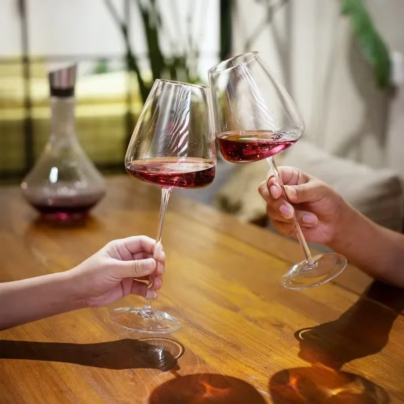 "Handgemaakt kristallen wijnglas, elegant ontwerp, glanzende helderheid, perfect voor stijlvolle tafeldecoratie."