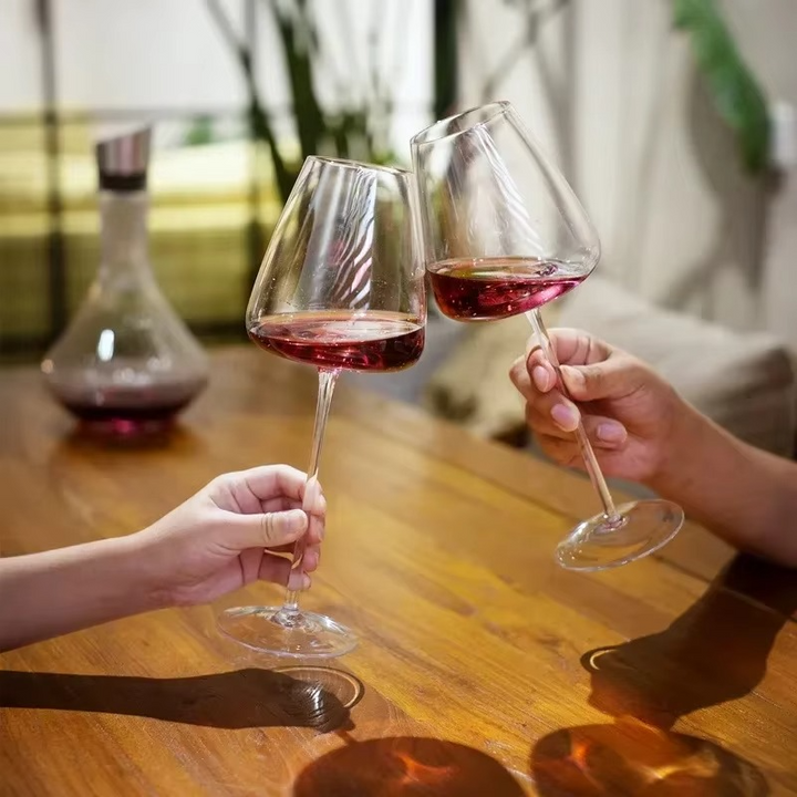 "Handgemaakt kristallen wijnglas, elegant ontwerp, glanzende helderheid, perfect voor stijlvolle tafeldecoratie."