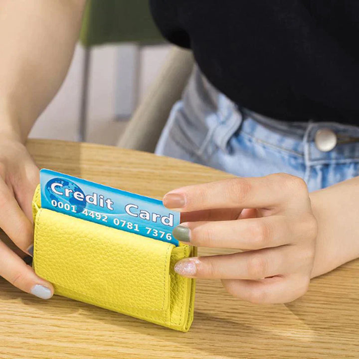 "Handgemaakte RFID-portemonnee van zacht leer met meerdere vakken, ideale bescherming voor creditcards en ID-kaarten."