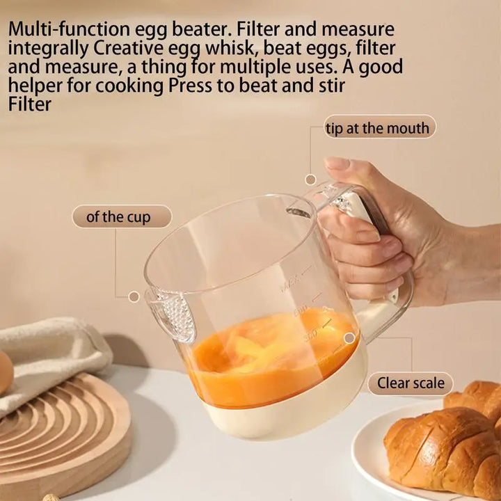 Handmatige eierscrambler in actie; compact, draagbaar ontwerp met robuuste hendel voor moeiteloos ei kloppen in de keuken.