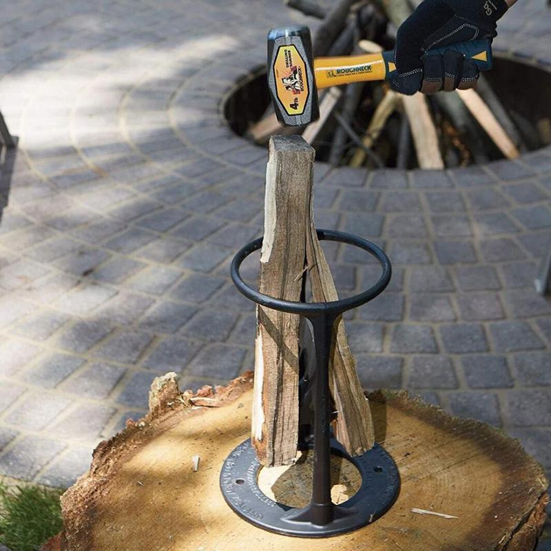 Handmatige houtsplijter met stapel vers gespleten haardhout. Duurzaam en efficiënt tuingereedschap.