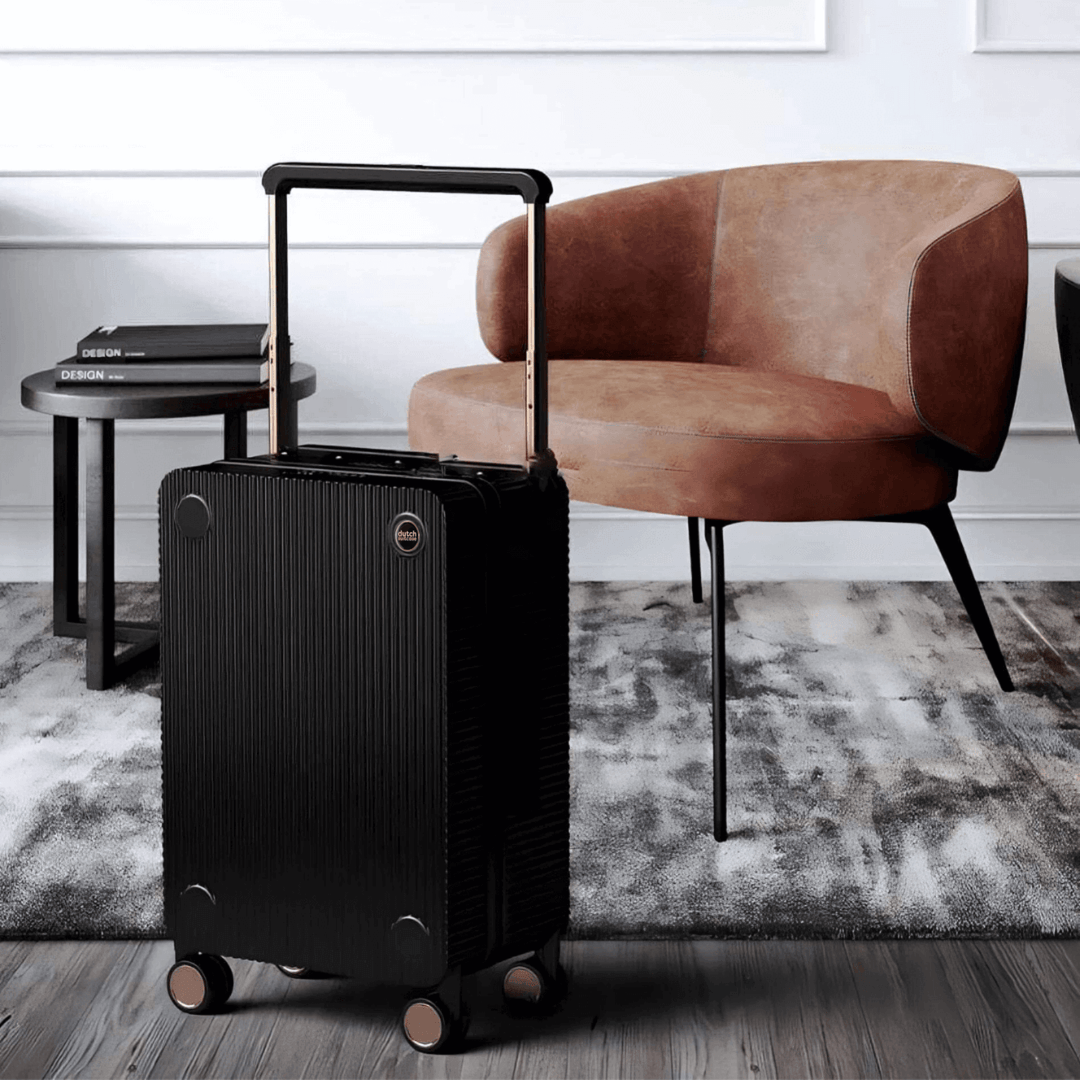 Ruime Rotterdam Voyager trolley, hardschalen reiskoffer open met georganiseerde compartimenten voor vakantiebagage.