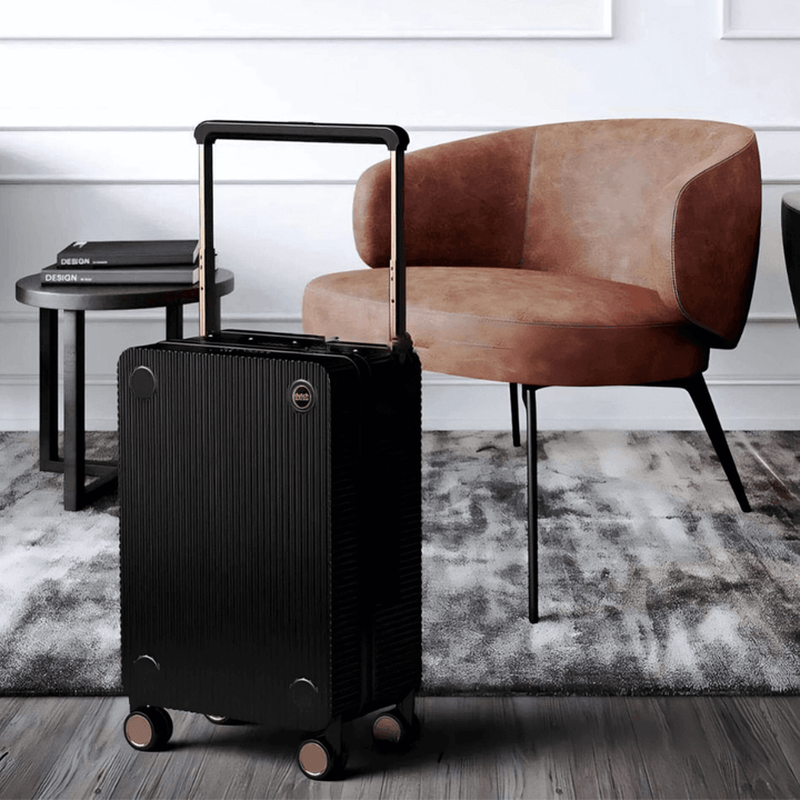 Ruime Rotterdam Voyager trolley, hardschalen reiskoffer open met georganiseerde compartimenten voor vakantiebagage.