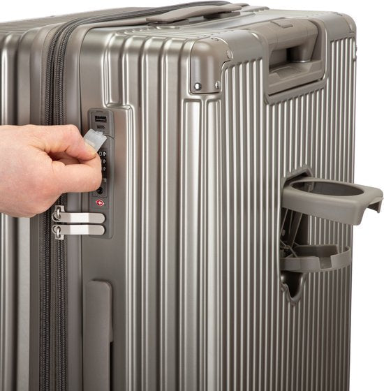 Hardshell trolley Mykonos met handige externe USB-aansluiting voor snel opladen op reis.