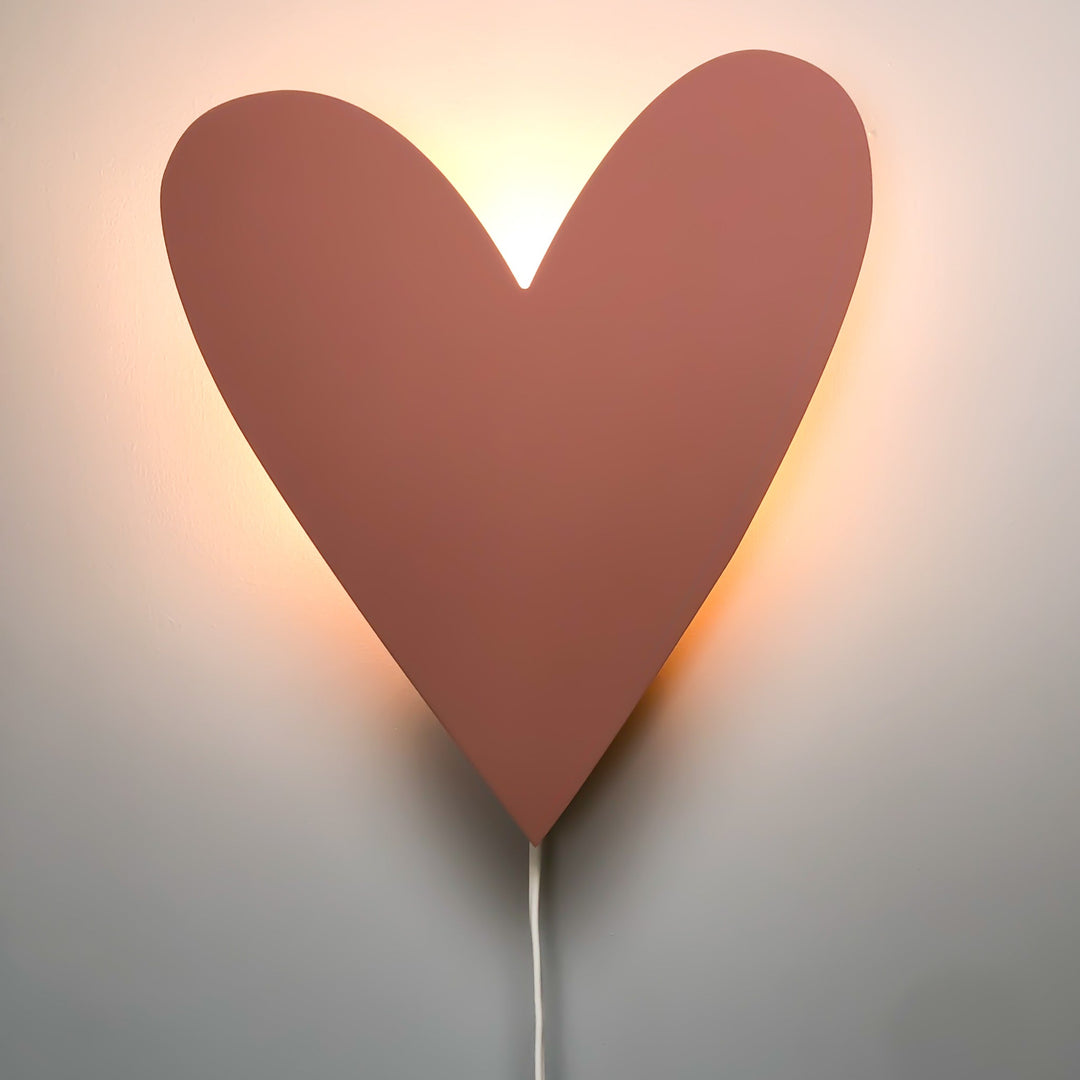 "Hartvormige houten wandlamp terra roze, ideaal voor kinderkamers, MDF materiaal, 27,5x31 cm, trendy en charmant design."