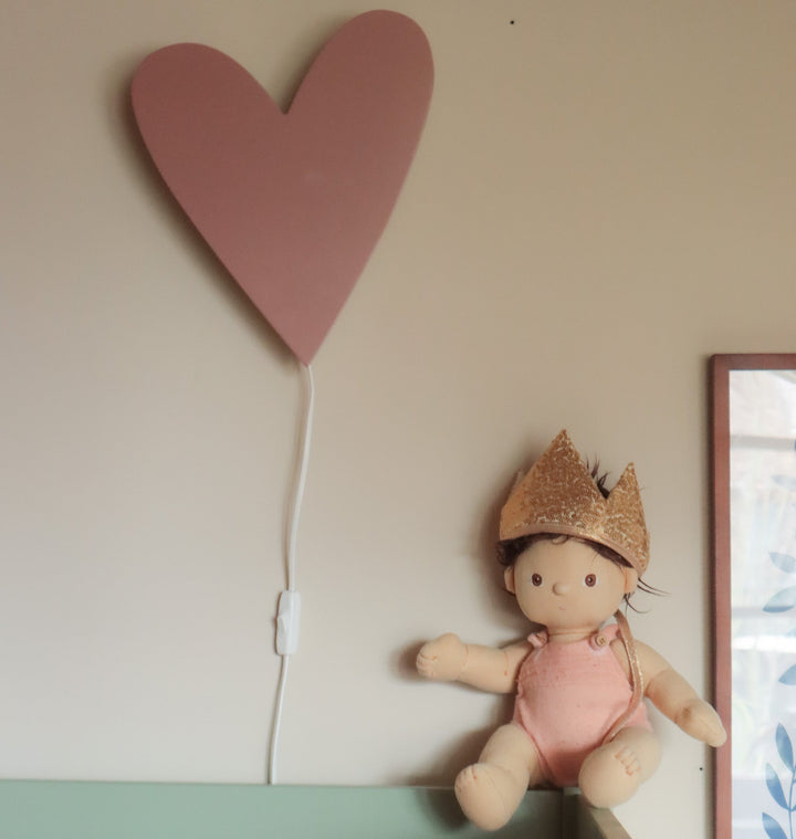 "Hartvormige houten wandlamp terra roze, ideaal voor kinderkamers, MDF materiaal, 27,5x31 cm, trendy en charmant design."