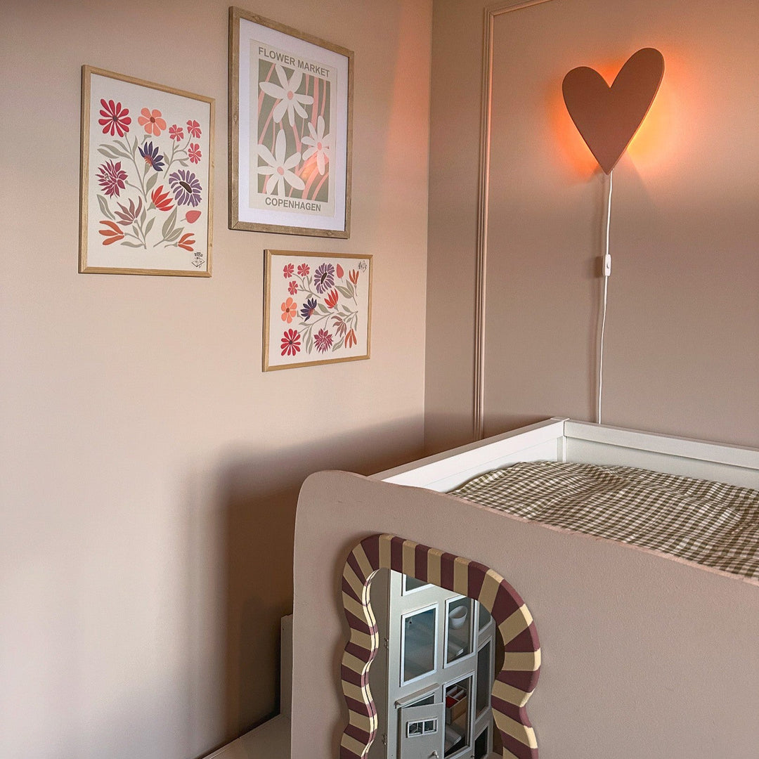 "Hartvormige houten wandlamp terra roze, ideaal voor kinderkamers, MDF materiaal, 27,5x31 cm, trendy en charmant design."
