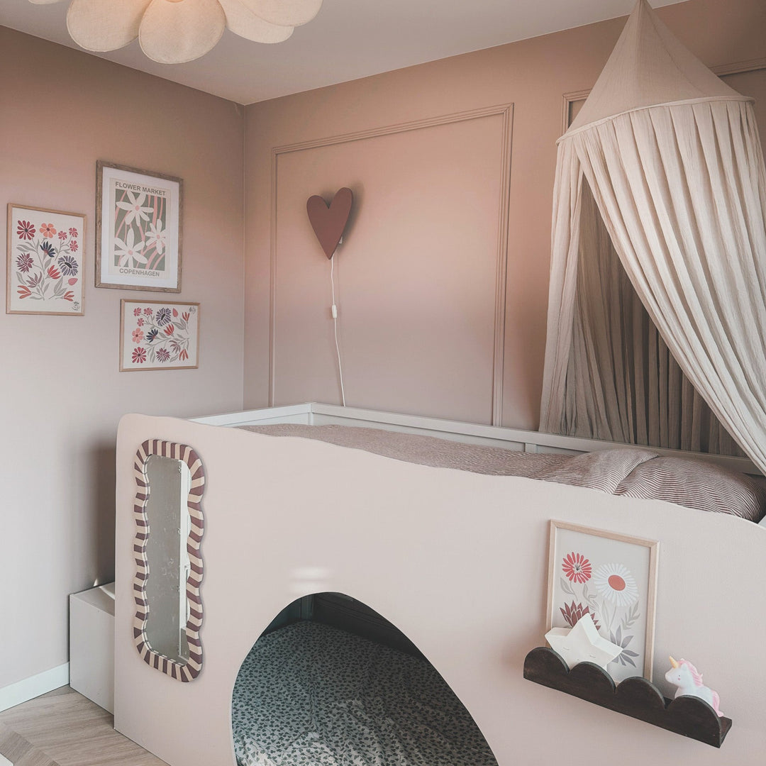 "Hartvormige houten wandlamp terra roze, ideaal voor kinderkamers, MDF materiaal, 27,5x31 cm, trendy en charmant design."