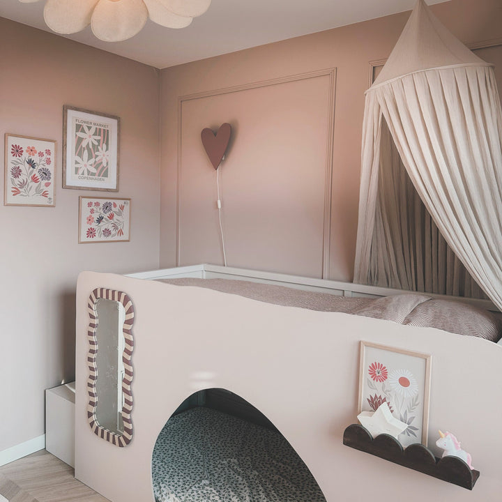 "Hartvormige houten wandlamp terra roze, ideaal voor kinderkamers, MDF materiaal, 27,5x31 cm, trendy en charmant design."