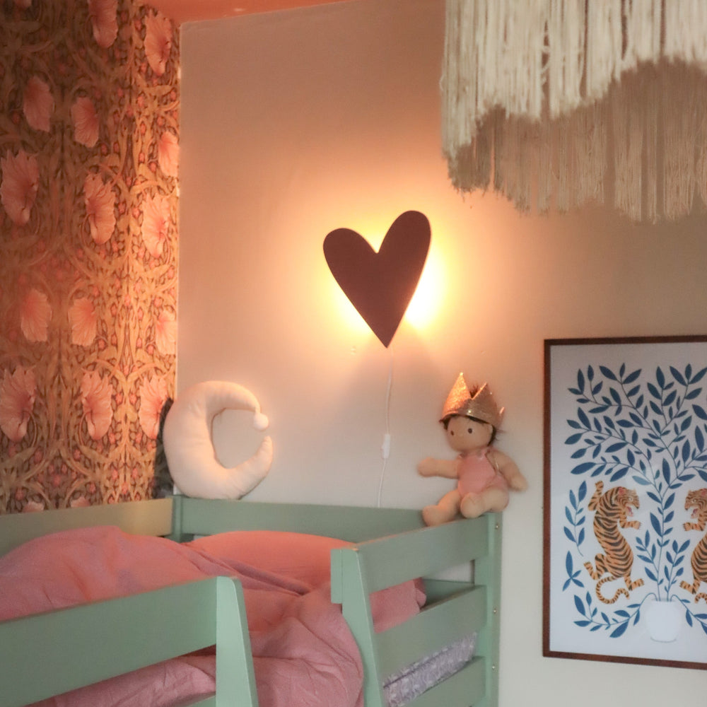 "Hartvormige houten wandlamp terra roze, ideaal voor kinderkamers, MDF materiaal, 27,5x31 cm, trendy en charmant design."