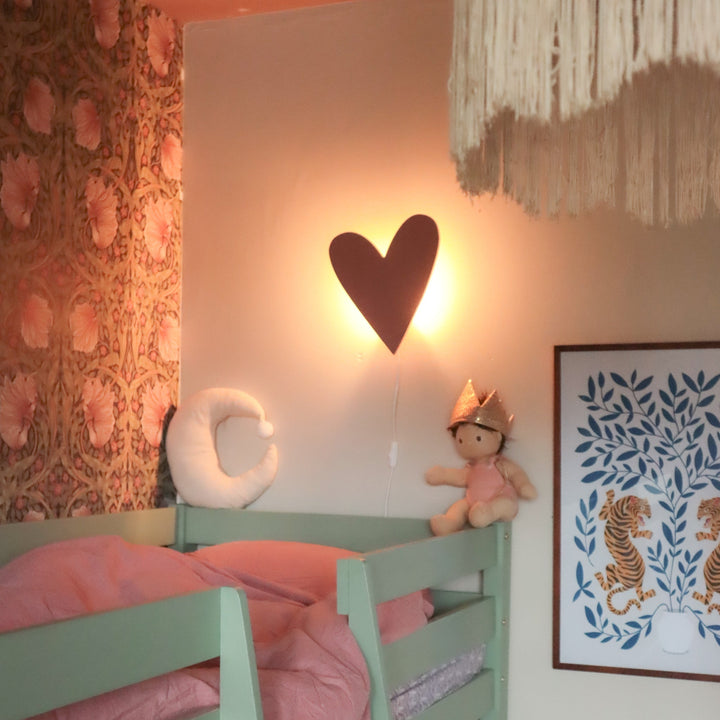 "Hartvormige houten wandlamp terra roze, ideaal voor kinderkamers, MDF materiaal, 27,5x31 cm, trendy en charmant design."