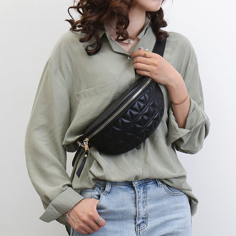 Hazel dames heuptasje met stijlvolle ruitjesprint in zwart PU leer, ideaal als crossbody tas voor dagelijks gebruik.