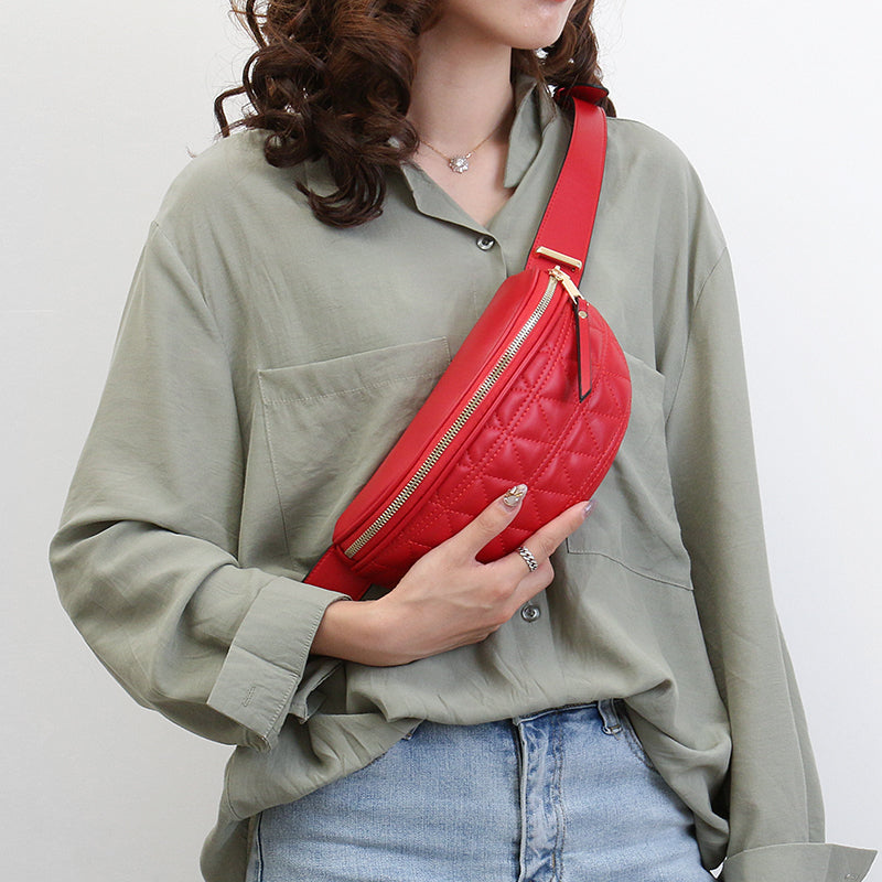 Modieus Hazel heuptasje van PU leer met chique ruitjesprint; een praktisch accessoire voor onderweg.