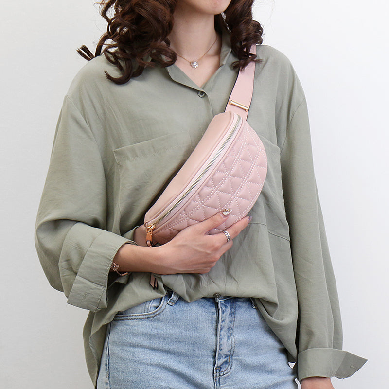 Stoer dames heuptasje met opvallende ruitjesprint, te dragen als heuptas of handige crossbody voor een trendy look.