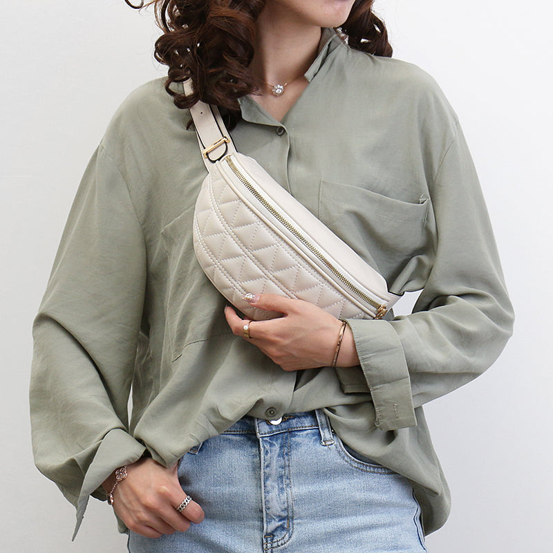 Praktisch dames heuptasje met stijlvolle ruitjesprint, gemaakt van duurzaam PU leer in diverse kleuren zoals beige.