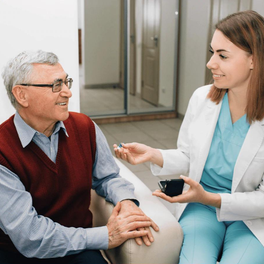 HearPro onzichtbaar hoortoestel voor optimale oor gezondheid, oplaadbaar en discreet in het gehoorkanaal.