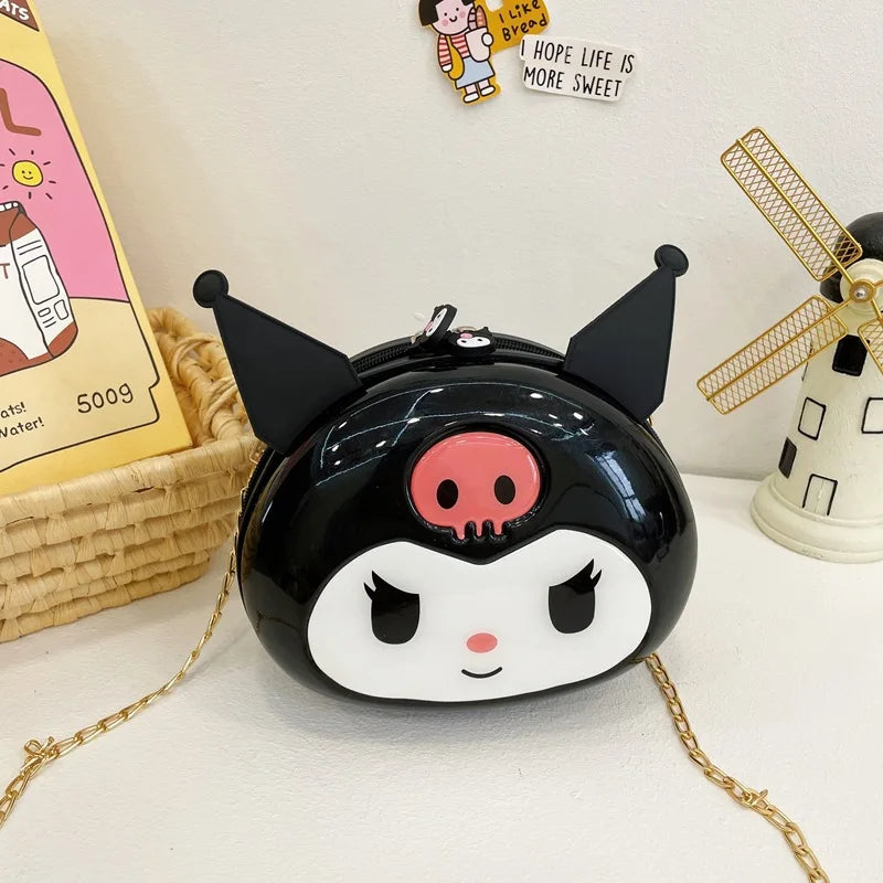 Stevige hartschalen kinderkoffer met Hello Kitty & Kuromi, ideaal voor avontuurlijke reizen.