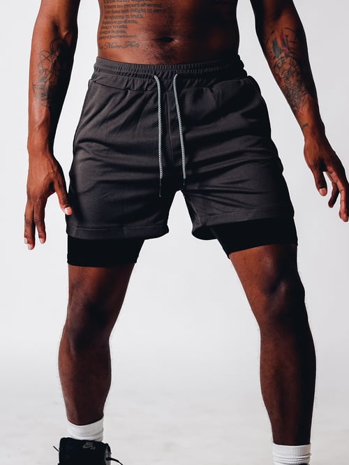 Comfortabele heren sportshort 2-in-1, vochtafvoerend, ideaal voor hardlopen en zomer.