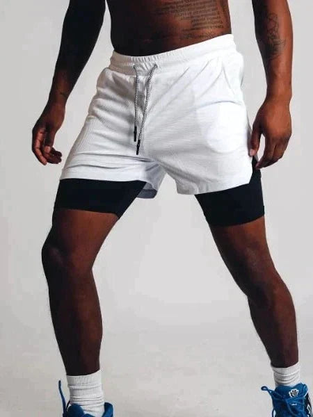 Moderne heren 2-in-1 training short met flexibele pasvorm voor optimale ondersteuning.