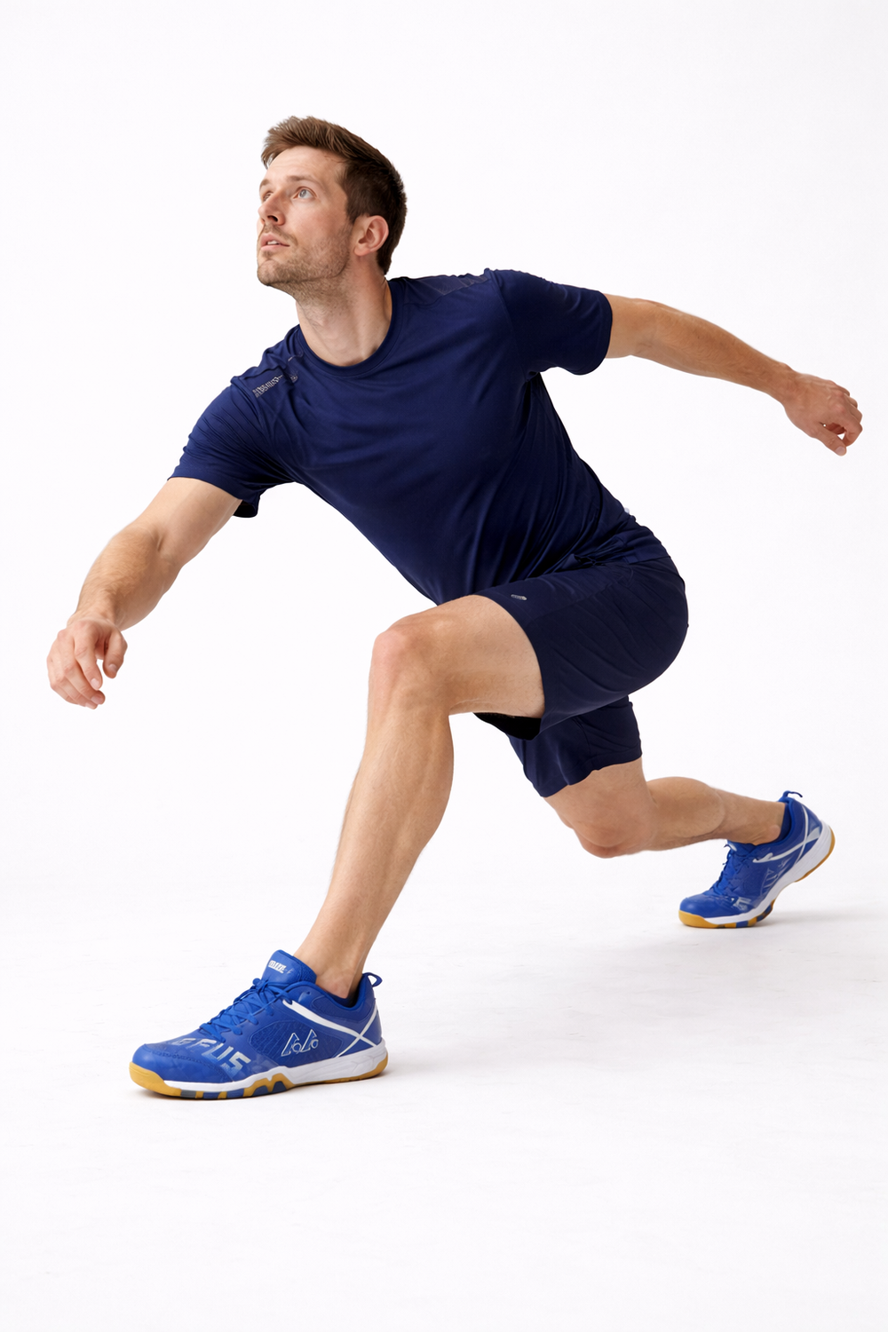 Comfortabele heren indoorschoenen voor badminton training; biedt stabiliteit en prestatie op de baan.