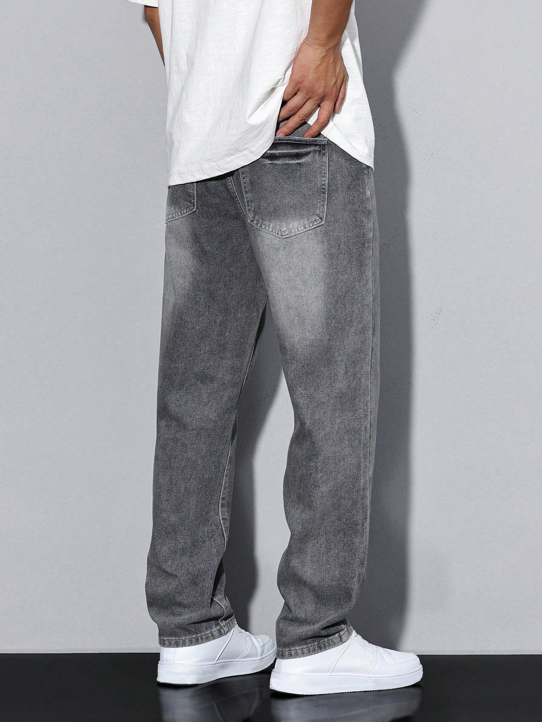 Moderne herenmode: losse pasvorm baggy jeans, duurzaam denim voor een relaxte en stijlvolle look.