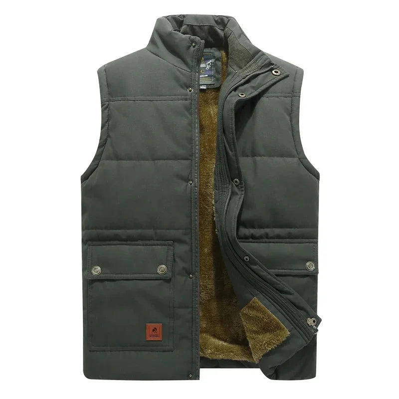Warme heren bodywarmer met hoge staande kraag en comfortabele fleece voering, geschikt als bovenkleding.