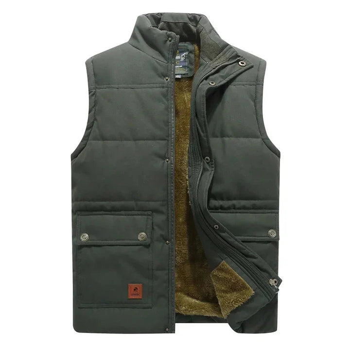 Warme heren bodywarmer met hoge staande kraag en comfortabele fleece voering, geschikt als bovenkleding.