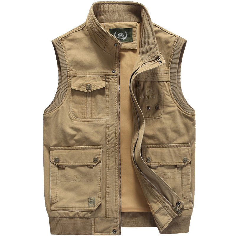 Functioneel heren utilityvest in legergroen, perfect als buitenkleding met handige zakken voor voorjaar.