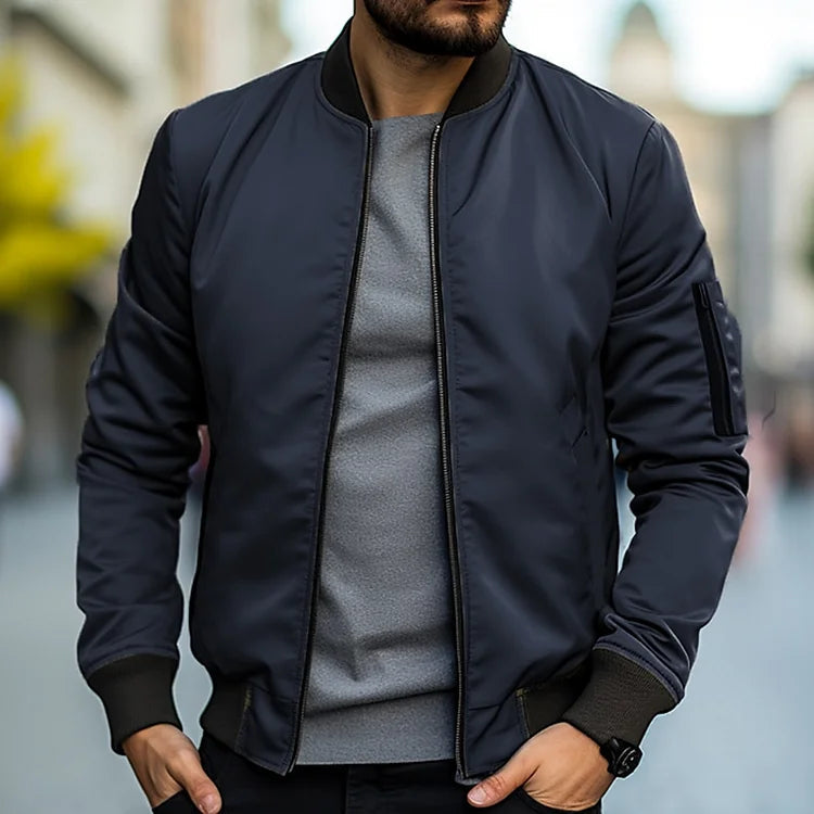 Dit heren bomberjack combineert trendy stijl met het comfort van een pilotenjas, perfect voor alle seizoenen.